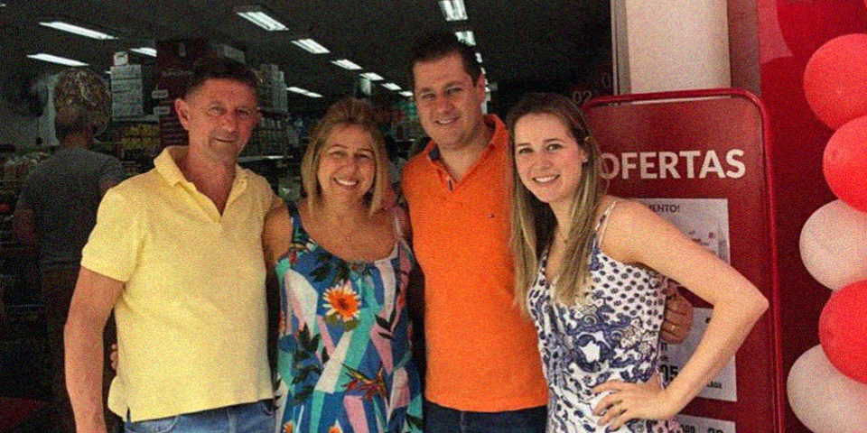 Desde o início, os filhos Fábio e Francine, apesar de muito novos, se interessavam muito pelos negócios e ajudavam em todas as atividades possíveis. Isso fez com que conhecessem a rotina de toda a loja e criou neles uma paixão pelo o que faziam. O marido de Dona Meire, o saudoso Sr. Fausto, também foi figura importantíssima no crescimento do negócio, inclusive sendo alicerce dos valores da marca. Atualmente, ambos os filhos seguem lado a lado com a mãe e fundadora, Meire Lousa, na gestão do negócio.