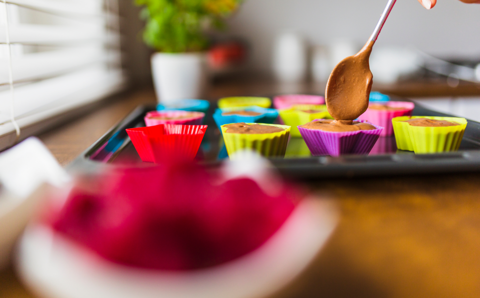 Tipos de corantes Entender as diferentes versões de corante e suas indicações é o primeiro passo para obter resultados profissionais.
- **Corante líquido:** à base de água, o corante líquido é ideal para receitas que já possuem bastante umidade, como caldas e gelatinas. Por ser menos concentrado, é ótimo para obter tons pastéis, mas deve ser usado com moderação para não alterar a textura da massa.
- **Corante em gel:** o corante em gel é o mais versátil e popular. Sua alta concentração garante cores fortes com poucas gotas, alterando minimamente a consistência de glacês, chantilly, buttercream e massas. É a escolha perfeita para a decoração de bolos.
- **Corante em pó:** intenso e sem umidade, o corante em pó é perfeito para receitas sensíveis a líquidos, como macarons, ou para ser diluído em álcool de cereais e usado em pintura de superfícies. Também pode ser aplicado a seco com um pincel para criar efeitos sombreados.
- **Corante lipossolúvel:** este é o corante para chocolate. O corante lipossolúvel se dissolve em gordura (lipo = gordura), sendo o único capaz de colorir chocolate branco, manteiga de cacau e outras misturas gordurosas sem empelotar ou alterar a textura.