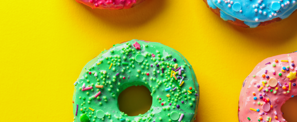 Inspirações com corantes na confeitaria Deixe sua criatividade fluir com um universo de cores!
### Bolos temáticos e coloridos
Crie bolos de arco-íris (rainbow cakes), galáxias, ou com os temas e personagens favoritos dos seus clientes. As cores dão vida às decorações e contam histórias.
### Doces e sobremesas criativas
Produza macarons de cores vibrantes, brigadeiros coloridos, suspiros temáticos e sobremesas que surpreendem. A cor certa transforma um doce simples em um presente especial.