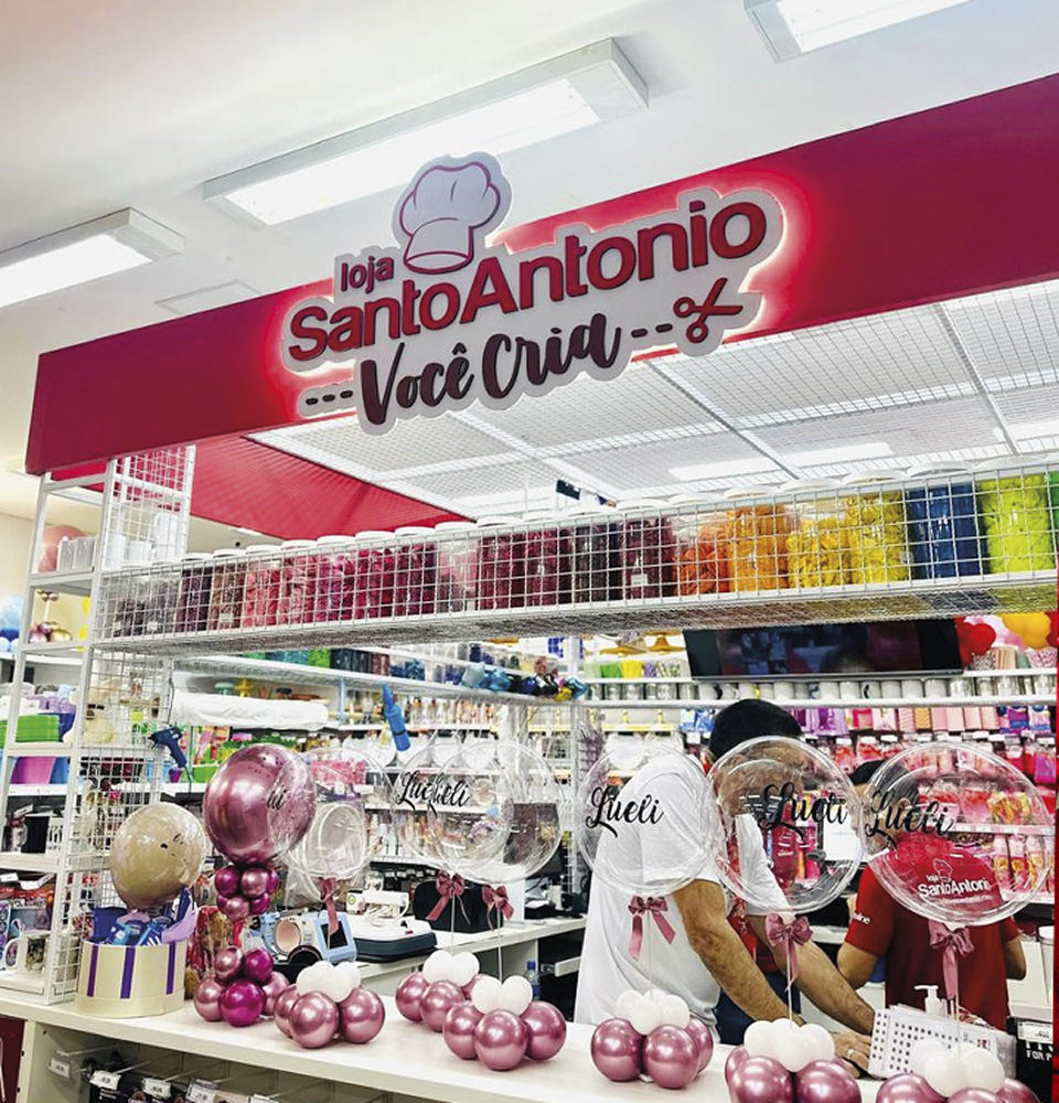 Criado em 2024, o Você Cria surgiu com o intuito de facilitar e ajudar nossos clientes na decoração e personalização de produtos. Localizado na nossa sobreloja, lá você encontra diversos itens que podem ser feitos do jeito que você quiser. 

Veja mais <a href="https://www.blog.lojasantoantonio.com.br/2024/10/voce-cria-conheca-nosso-espaco-para-personalizacoes.html" target="_blank" rel="noreferrer">clicando aqui!</a>