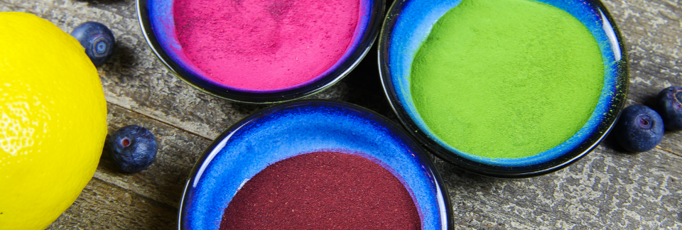 A qualidade do corante interfere diretamente no resultado final.
### Variedade e diferenciais da Loja Santo Antonio
Na **Loja Santo Antonio**, você encontra a [linha completa de corantes](https://www.lojasantoantonio.com.br/confeitaria/corantes) para todas as suas necessidades: líquido, em gel, em pó e o essencial lipossolúvel. Trabalhamos com as melhores marcas para garantir que suas criações tenham cores vibrantes, seguras e com acabamento profissional. Confira em nosso site ou nossa loja e dê cor aos seus sonhos!