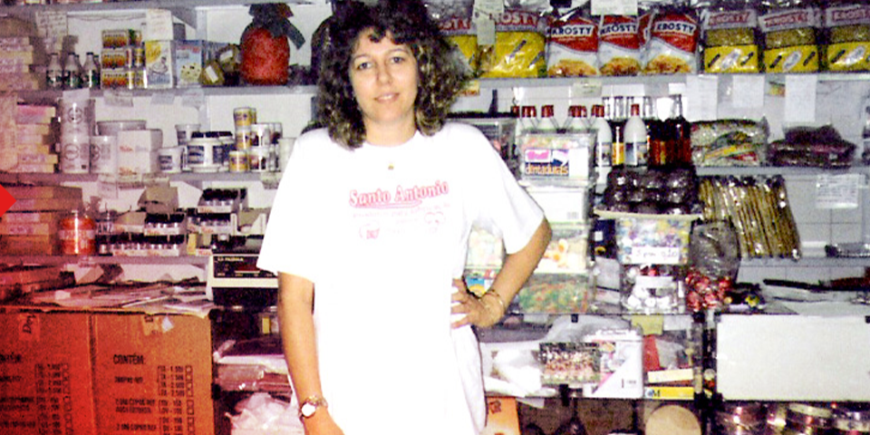 O espaço onde tudo começou era pequeno, mas a vontade e esperança para fazer dar certo, sempre foi muito grande. A Loja Santo Antonio começou em um quartinho da casa da proprietária, Dona Meire (Meire Pires Lousa), que queria conciliar a criação dos filhos pequenos (Fábio e Francine) com uma atividade que lhe gerasse renda.
O objetivo inicial de montar uma loja de confeitaria, estava associado a oferecer às donas de casa da região, uma forma de serem independentes financeiramente, vendendo suas produções caseiras.