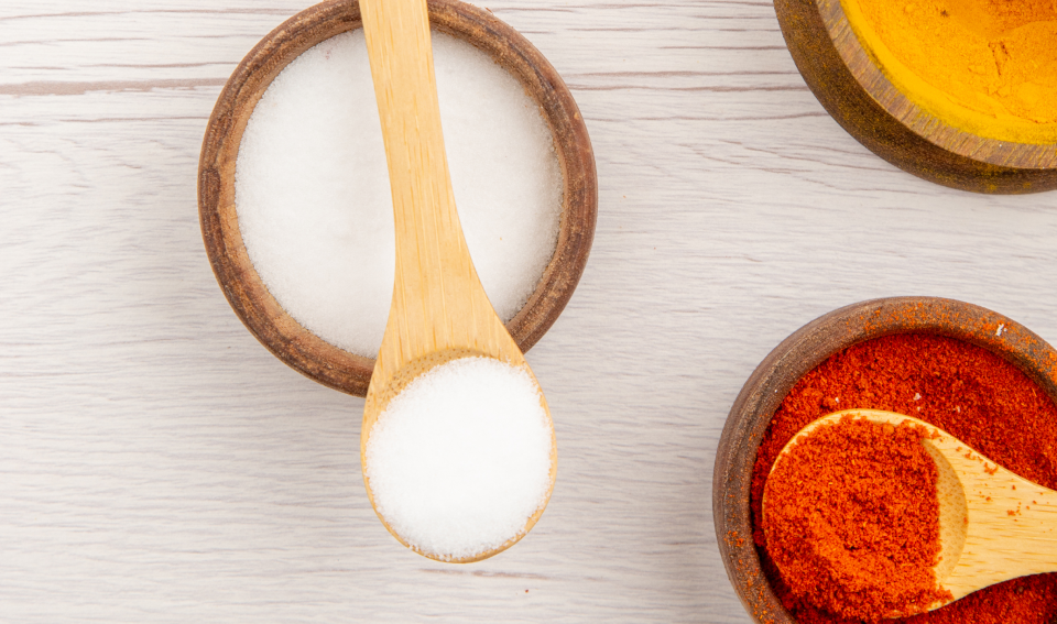 Na confeitaria, comemos primeiro com os olhos. Um doce pode ser delicioso, mas são as cores que o transformam em uma obra de arte irresistível. O corante é o recurso mágico que dá vida a bolos, sobremesas e doces, criando um impacto visual que desperta desejo e encanta os clientes. 
### O que é corante alimentício
 O [corante alimentício](https://www.lojasantoantonio.com.br/confeitaria/corantes) é um aditivo desenvolvido especificamente para dar, realçar ou restaurar a cor em alimentos e bebidas. Com ele, é possível criar desde tons pastéis delicados até cores vibrantes e intensas, transformando qualquer receita em uma peça da confeitaria criativa. 
### Importância para cores vibrantes e atraentes
 Cores vibrantes são sinônimo de alegria, celebração e sabor. Elas comunicam o tema de uma festa, destacam um recheio surpreendente e tornam seus produtos mais atrativos na vitrine. Uma confeitaria colorida não apenas chama mais atenção, como também cria uma memória afetiva no consumidor.