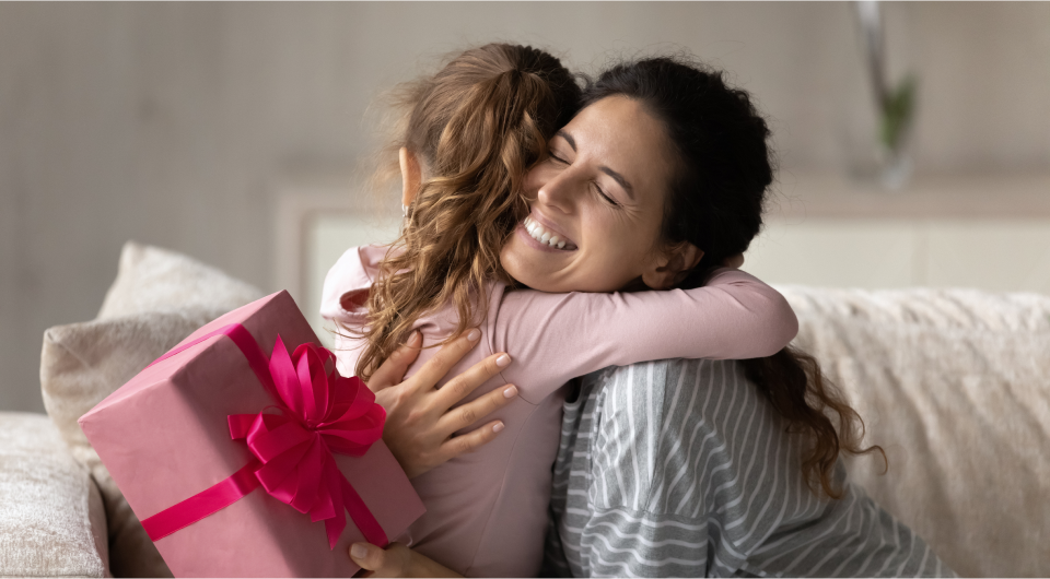 Presentes criativos para as mães que vão surpreender, você encontra na Loja Santo Antonio. Quer ver como montar um? Veja algumas dicas:

**Acessórios para confeitaria:** este presente é para a mãe que gosta de confeitaria. Monte um kit com acessórios escolhidos especialmente para ela. Inclua espátulas, forminhas de biscoito, bico de confeitar, formas variadas, etc.

**Produtos premium:** escolha chocolates variados, bombons finos e trufas dos mais diferentes sabores especiais para preparar uma grande caixa com essas iguarias. Doces para o Dia das Mães é um presente que muitas adoram. 

**Kit e cestas:** monte um lindo kit ou cesta de presente com os itens que ela mais  adora. Faça uma linda embalagem e coloque um cartão com uma mensagem que demonstra todo seu amor e carinho. Tenha um Dia das Mães especial com as opções da Loja Santo Antonio.